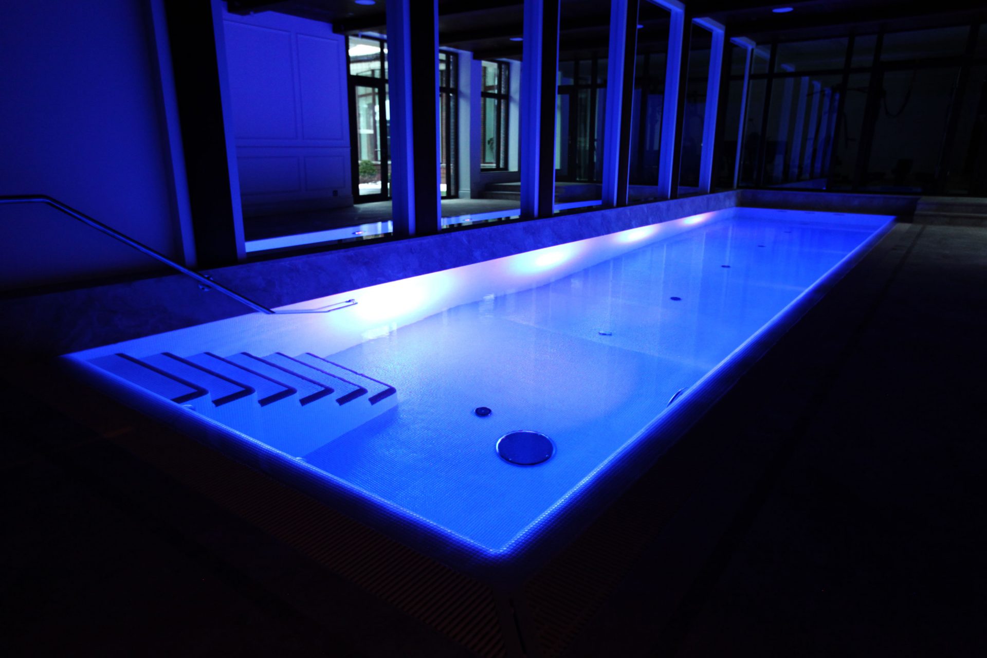 Освещение в бассейне: галогенные или светодиодные светильники?
